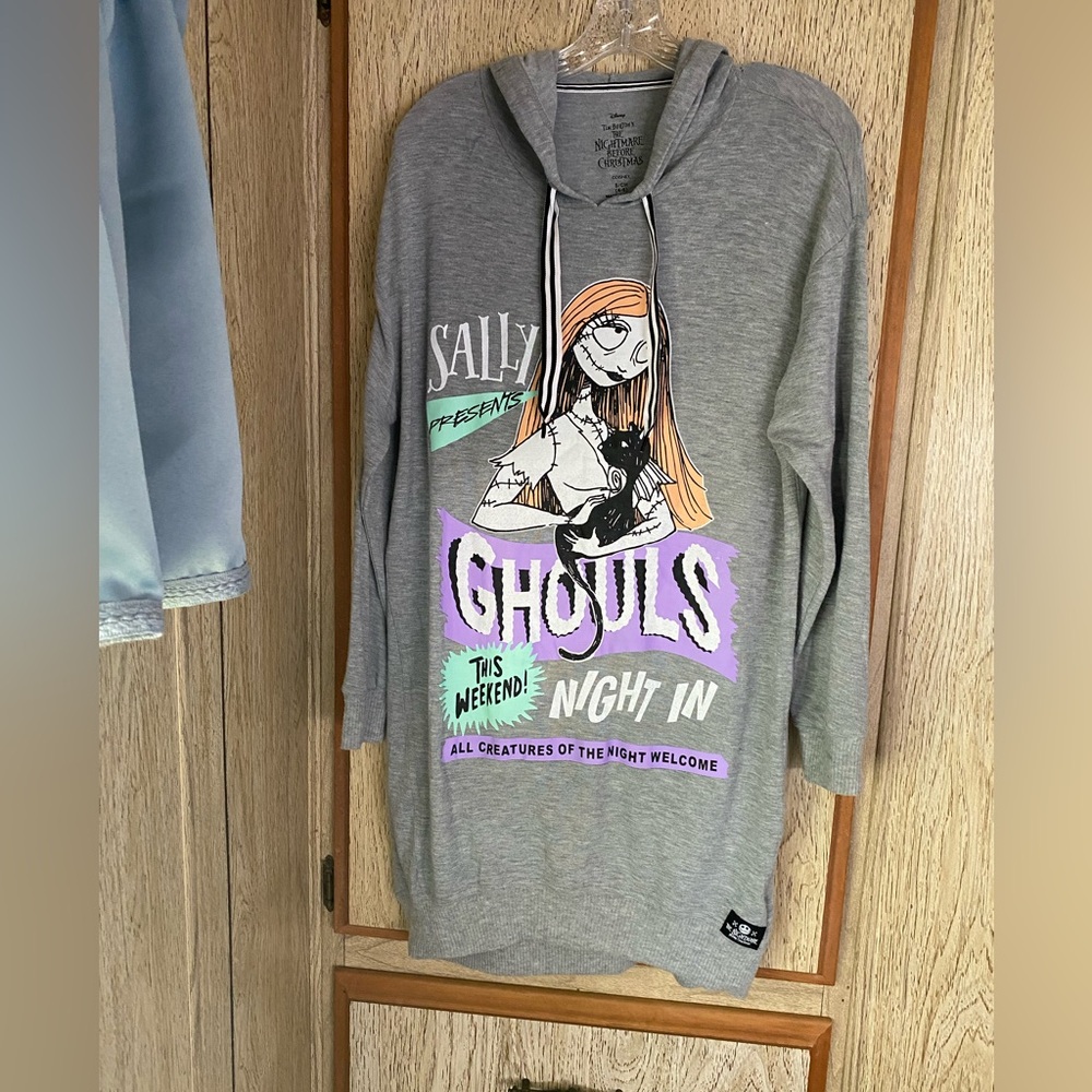 NWOT Disney nightmare before Christmas sleep shirt with hoodie size small grey